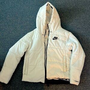 Size medium white thermos fit, Nike puff jacket women